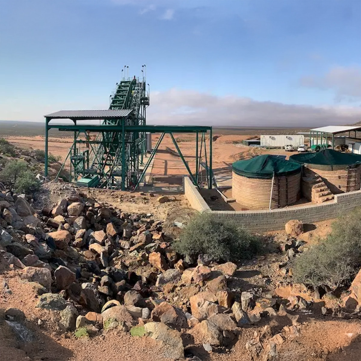 Abbaugebiet für seltene Erden in einer kargen Wüstenregion