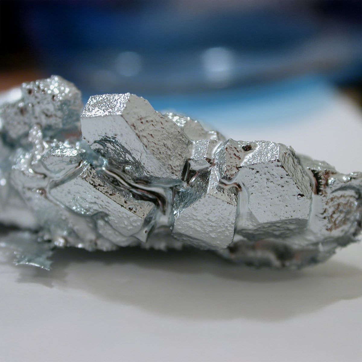 Nahaufnahme von Technologiemetall Gallium in einem Labor