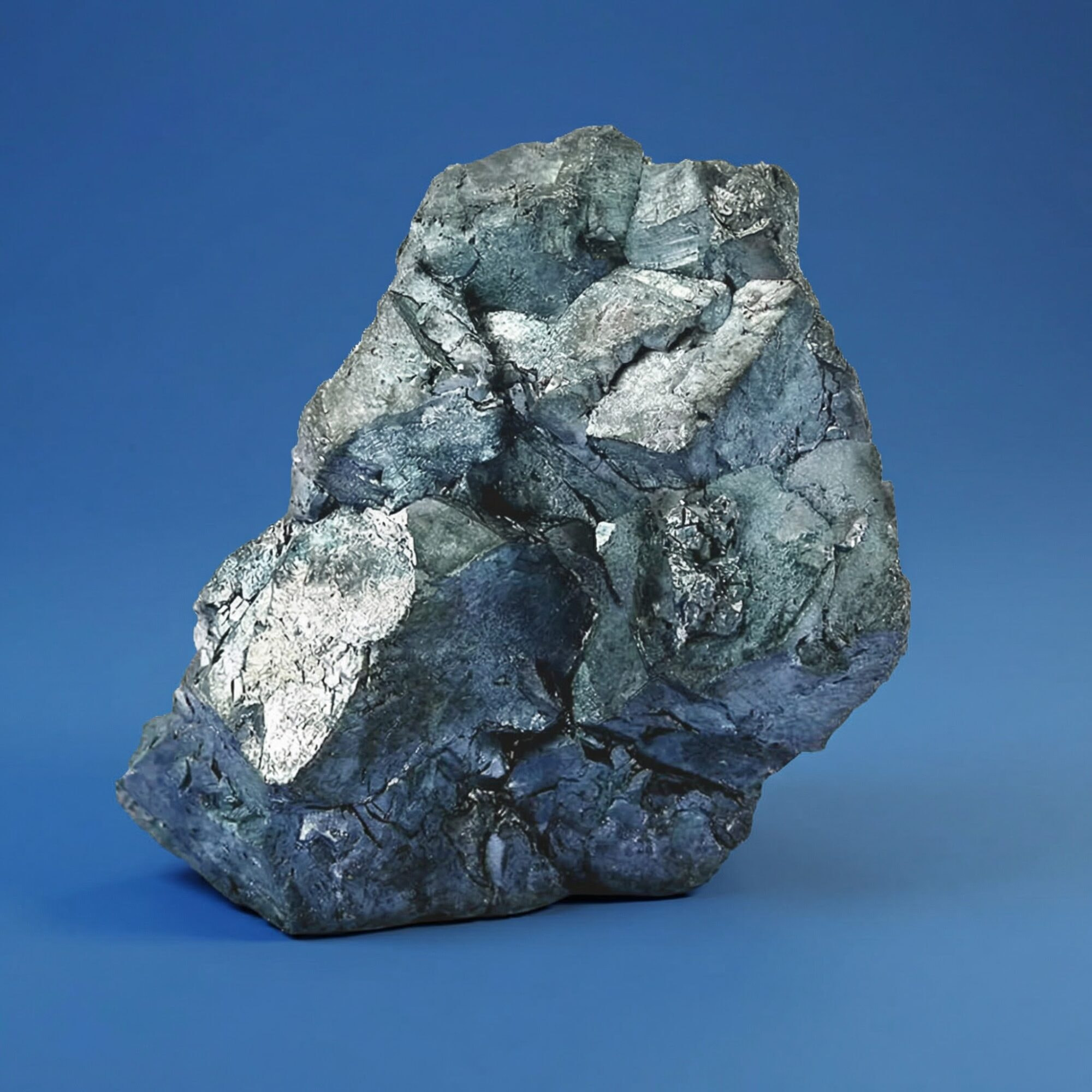 Nahaufnahme eines silberfarbenen Metallgesteins