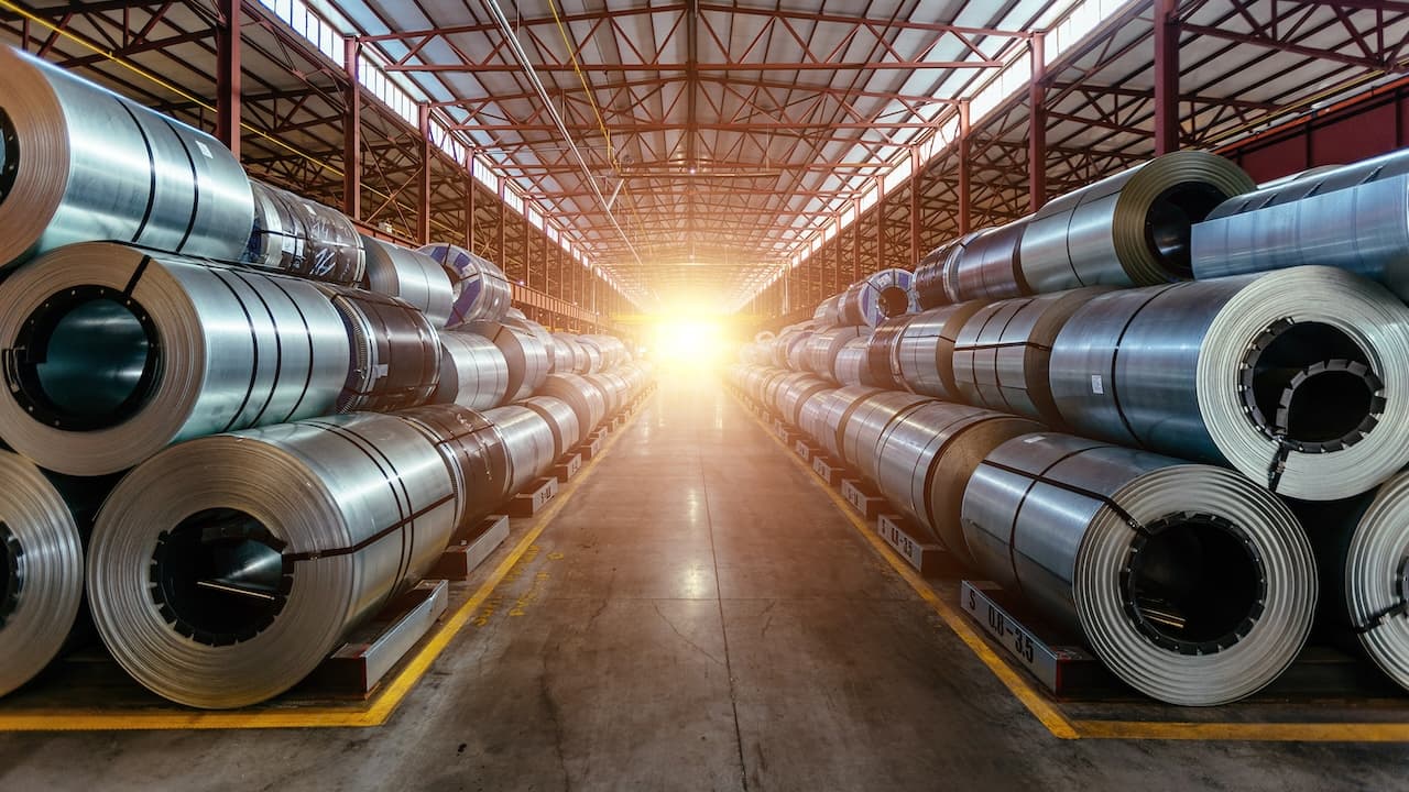 Rollen aus verzinktem Stahlblech innerhalb der Fabrik oder des Lagers.