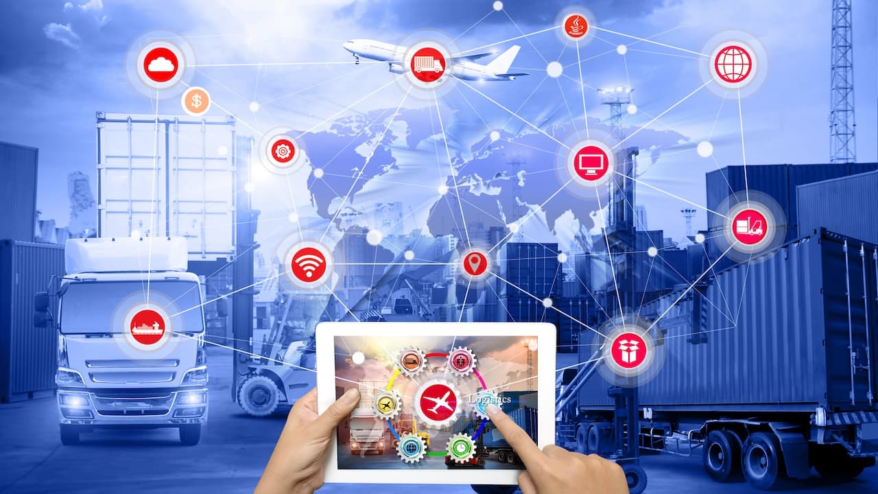 Handgehaltene Tablette ist ein Tastendruck auf der Touchscreen-Schnittstelle vor Logistics Industrial Container Frachtschiff für schnelles oder sofortiges Versand, Online-Warenbestellungen weltweit